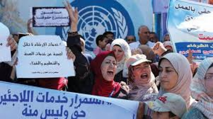 وقفة غاضبة أمام مقر أونروا بغزة لأصحاب البيوت المدمّرة بعدوان 2014