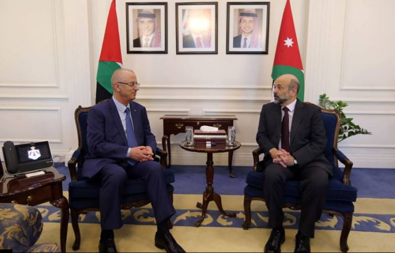 الحمد الله يبحث التعاون المشترك مع نظيره الأردني في عمّان