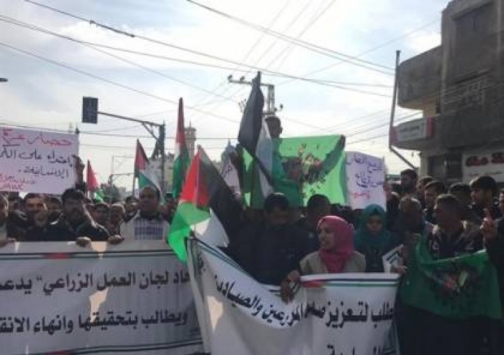 مئات الصيادين والمزارعين يتظاهرون ضد الحصار والانقسام في غزة