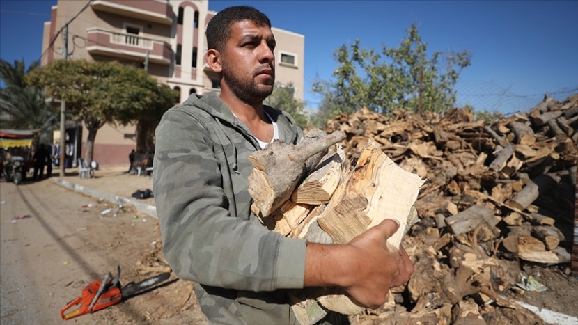 جمع الحطب.. مهنة موسمية تنتعش شتاءً في غزة