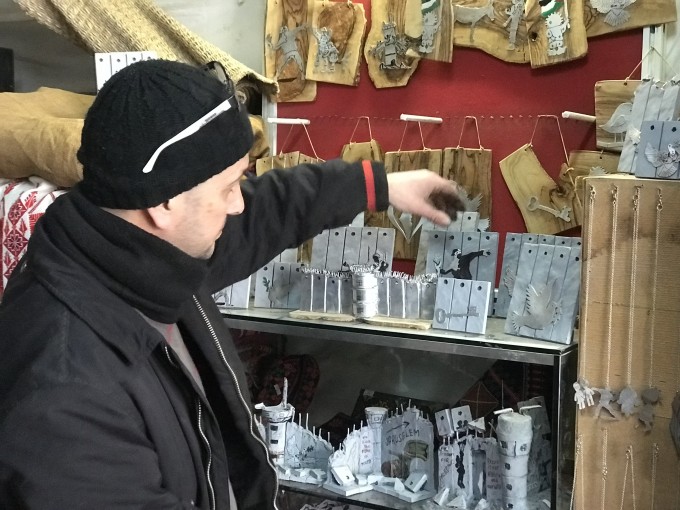 فلسطيني من مخيم عايدة ببيت لحم يحول أدوات القتل الاسرائيلية إلى فن يحمل رسائل انسانية و وطنية