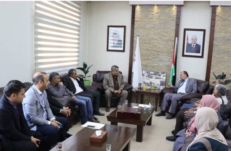 بلدية خاراس تكرم بلدية الخليل لجهودها في إصلاح كهرباء البلدة