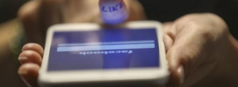 انتبه لكاميرا هاتفك بينما تتصفح فيسبوك