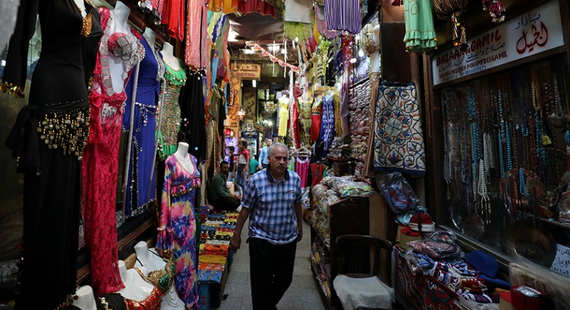 شمال غزة: أسواق الملابس تنتعش إثر صرف مخصصات الشؤون الاجتماعية