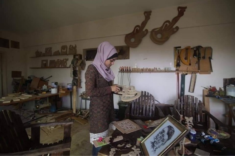 بأنامل ولاء من غزة.. قطع الخشب تروي حكايات فلسطين