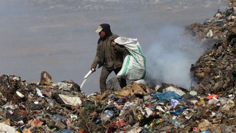 الأونروا: سكان غزة يبحثون عن الطعام في القمامة