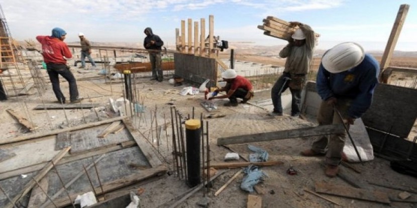 إسرائيل تسطو على ملايين الشواكل لعمال فلسطينيين