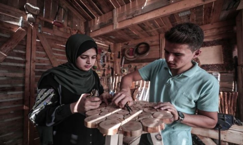 شقيقان بغزة يصمّمان أثاثاً منزلياً بأفكار من الطبيعة