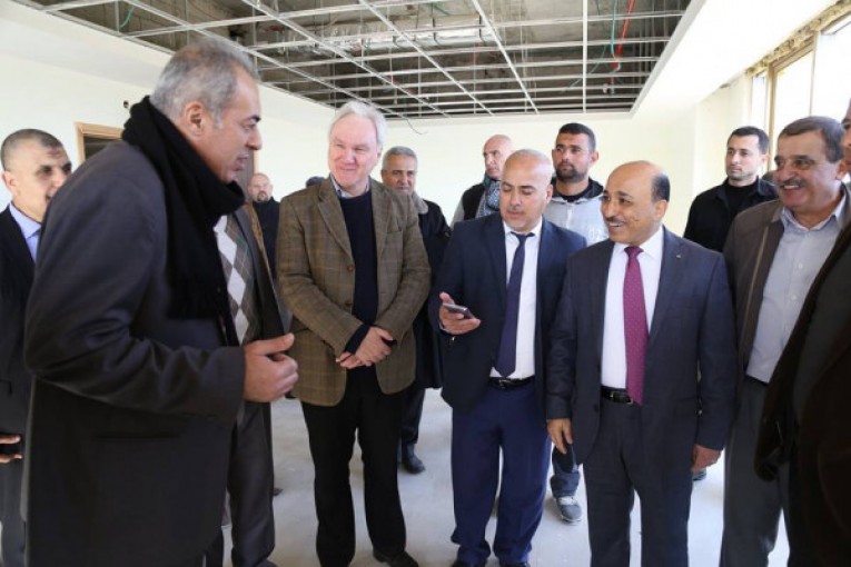 الوزير الحساينة يتفقد مباني جامعة الأزهر الجديدة وسط قطاع غزة