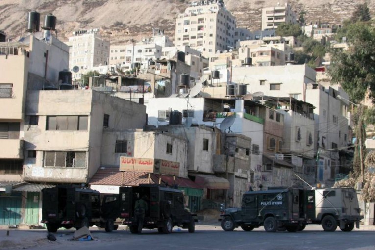 بلدية الاحتلال تفرض مخالفات على محال مركبات بقلنديا