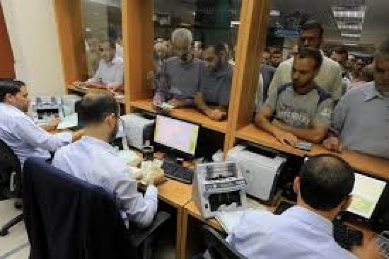 المالية توضح تفاصيل تسوية صرف المنحة القطرية للموظفين