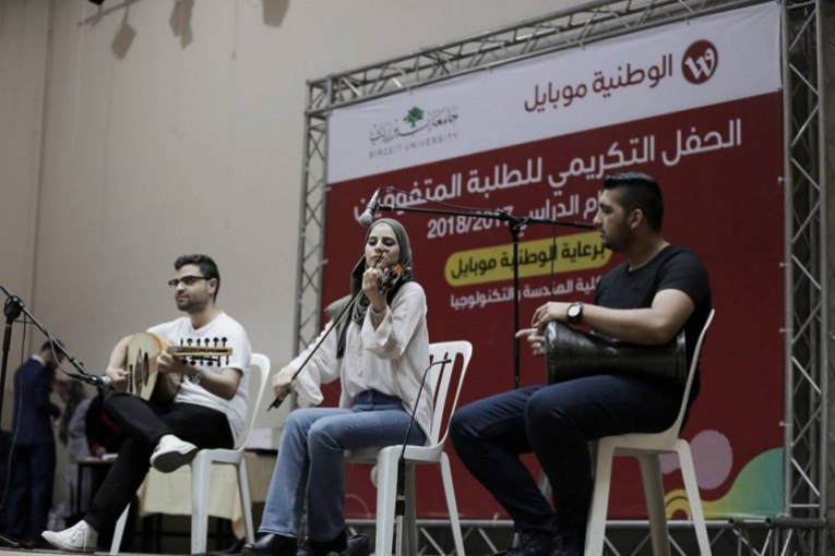 الوطنية موبايل وجامعة بيرزيت تكرمان الطلبة المتفوقين من كلية الهندسة والتكنولوجيا