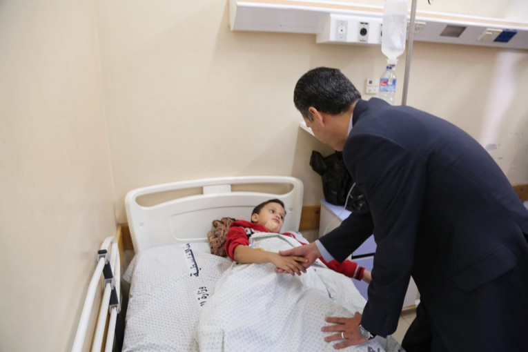وفد المصري يزور طفلا بمجمع الشفاء في غزة