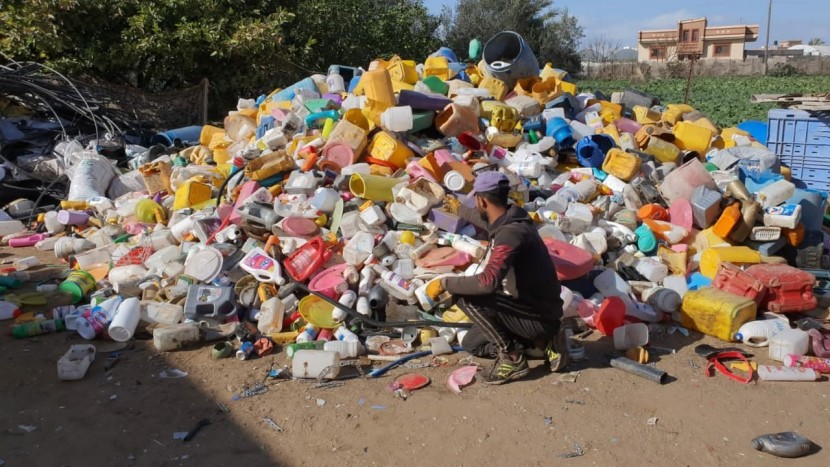 مصانع في غزة تعتمد على مخلفات البلاستيك المعاد تدويرها لتشغيل خطوط إنتاجها