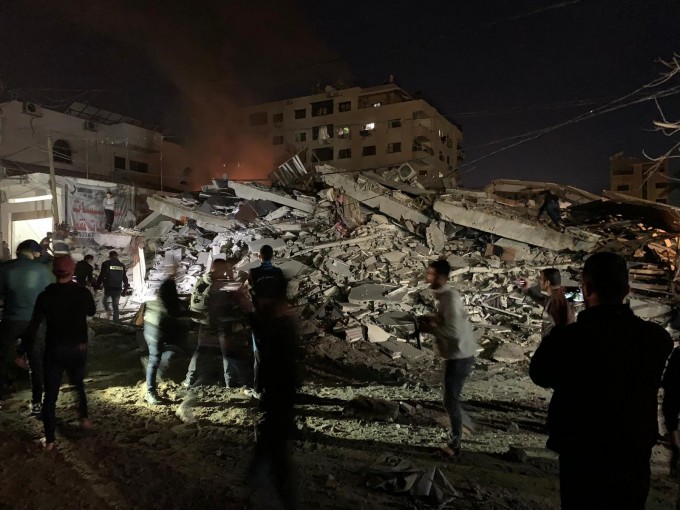 الاحتلال يدمر مقر جمعية أرض السلام للإغاثة والتنمية بغزة