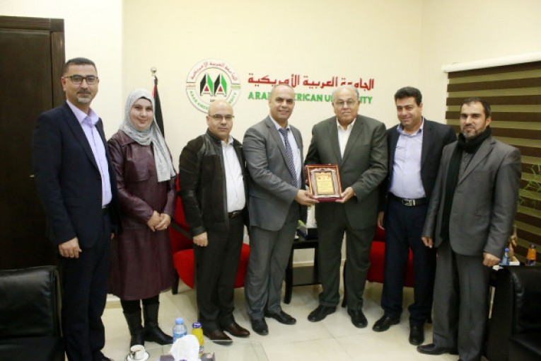 وفد من مديرية التربية والتعليم يزور الجامعة العربية الأمريكية