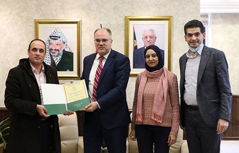 المشروبات الوطنية في غزة تحصل على شهادة الجودة