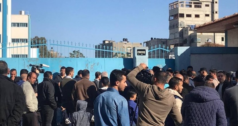 أصحاب المنازل المدمرة يعودون للسكن في المدارس اليوم