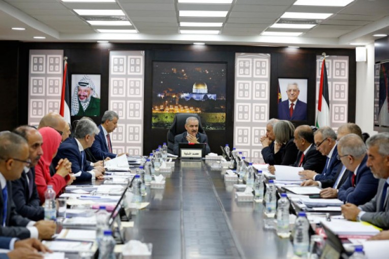 الحكومة: أوعزنا لكافة الجهات والوزارات بتسخير كل إمكانياتها لخدمة أبنائنا بالقطاع
