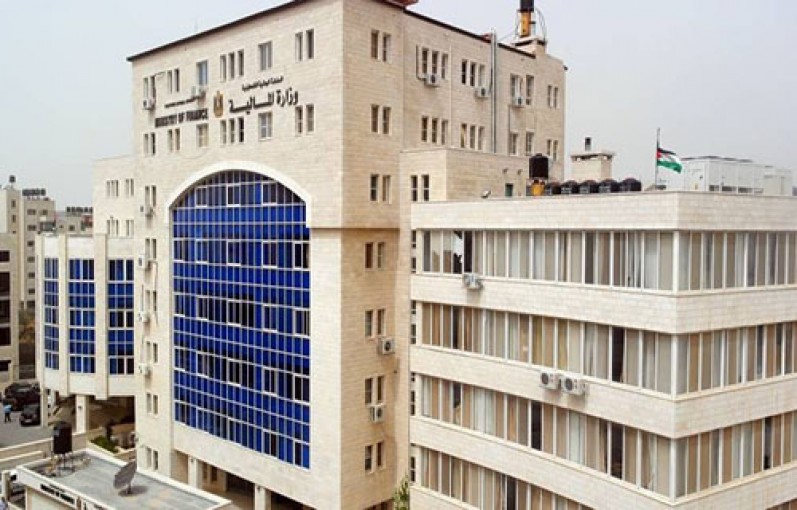 المالية: قانون ضريبة القيمة المضافة يميز بين السلع الأساسية والكماليات