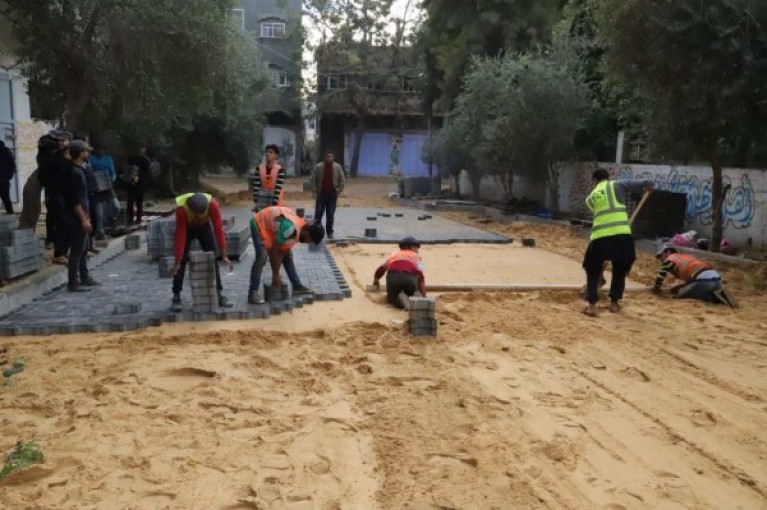 بلدية جباليا النزلة ترصف عدة شوارع متفرقة بالنزلة