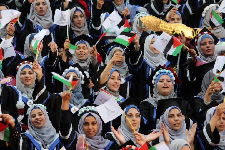 تكافل تحرر شهادات 2207 خريجين من الأزهر بشيكات مالية