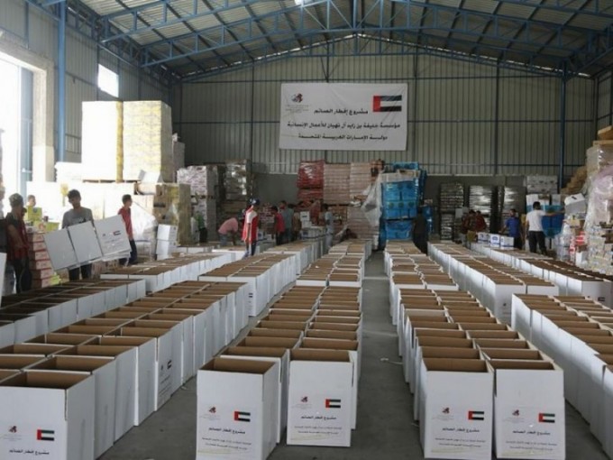 بدع من دولة الامارات توزيع 24 ألف طرد غذائي بالقطاع