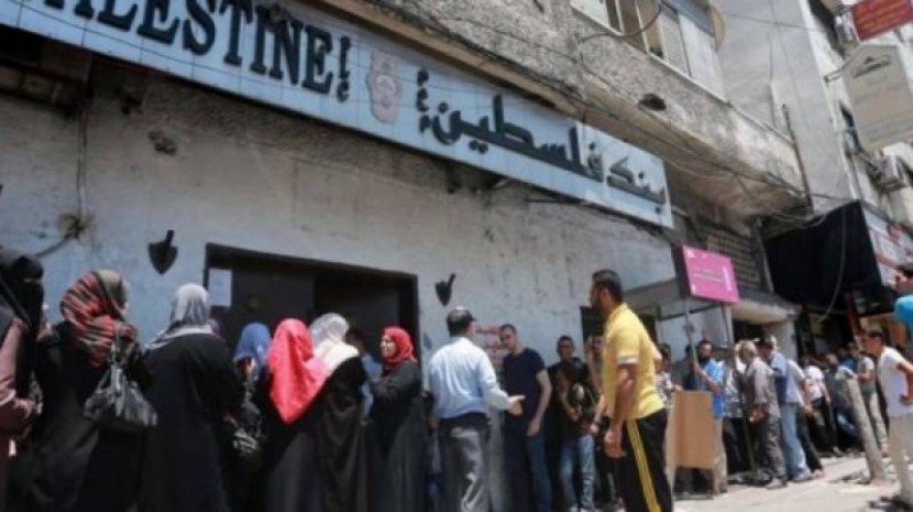 مطالبات بغزة من سلطة النقد باتخاذ قرار تاريخي بتأجيل الأقساط لمدة عام كامل