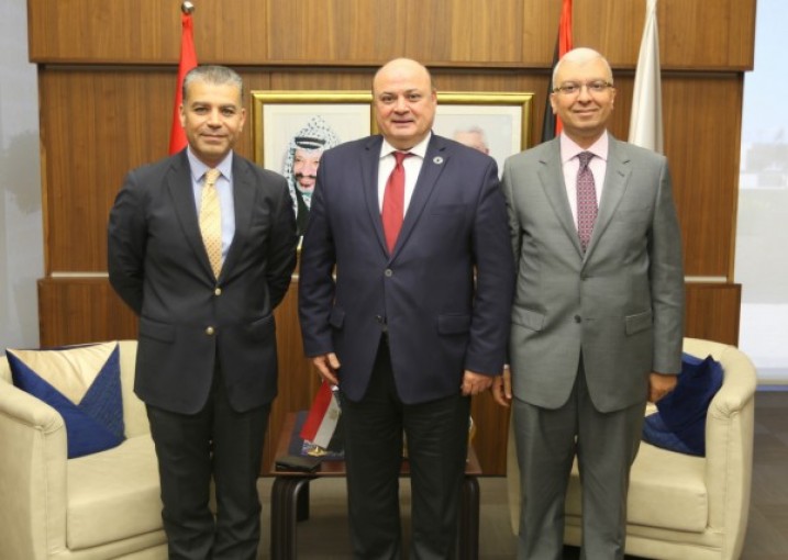 محافظ سلطة النقد يكرم المستشار المصري خالد سامي بمناسبة انتهاء مهام عمله في فلسطين