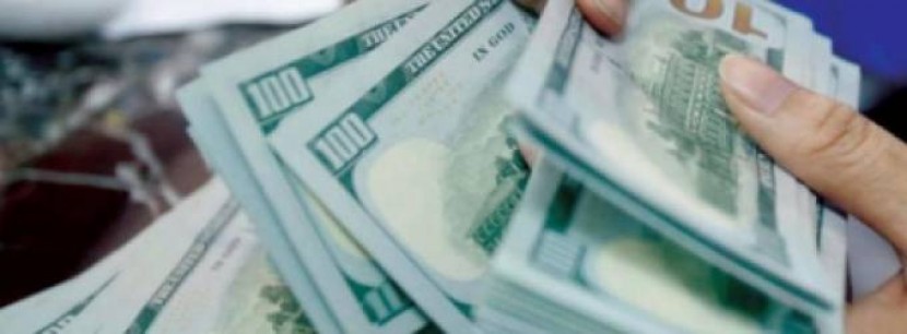 الدولار يتراجع بفعل بيانات أمريكية ضعيفة واتساع نطاق الحرب التجارية