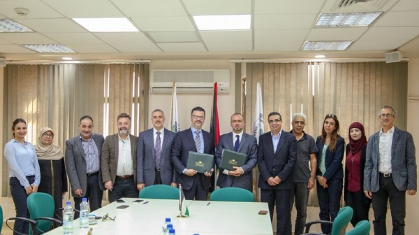 توقيع مذكرة تفاهم بين جامعة بيرزيت ومجلس الشاحنين