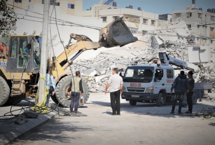 بلدية غزة تبدأ بفتح الشوارع المغلقة بفعل قصف الاحتلال ووقف العدوان