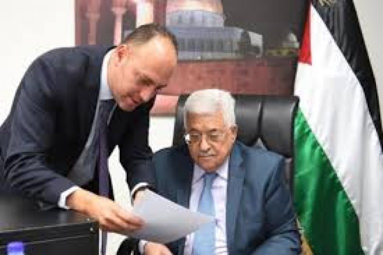 أمريكا تجمد الحسابات البنكية لمنظمة التحرير لديها