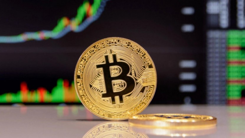 محللون يوضحون أسباب انخفاض بيتكوين وتحذيرات من تداولها