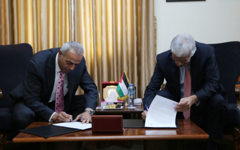 وزارة التربية وقطر الخيرية تتفقان على تعزيز خدمات المكتبة المتنقلة للمناطق المُهمشة