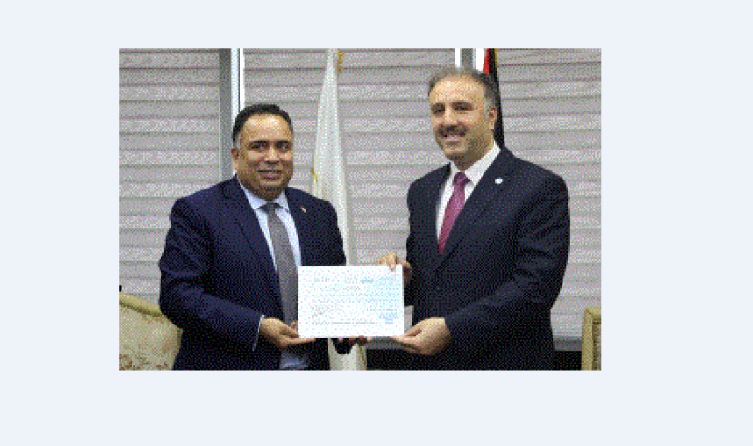 عساف يتسلم من السفير الهندي الدفعة الأولى من منحة المطبعة الوطنية