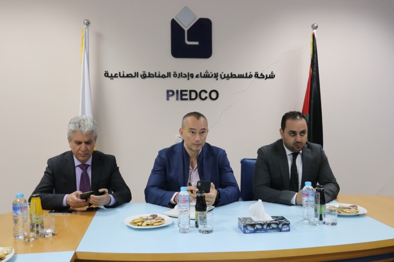 ملادينوف يزور منطقة غزة الصناعية
