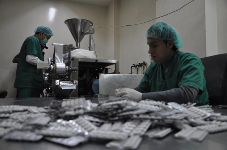 الحصار والأزمة الاقتصادية يهددان مصنع الأدوية الوحيد في غزة