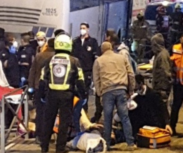 شهيد وجرحى بحادث دهس باص إسرائيلي لعشرات العمال الفلسطينين ببيت لحم