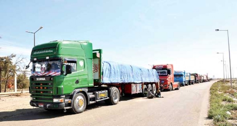 إسرائيل منعت دخول بضائع بقيمة 100 مليون دولار لغزة خلال شهر