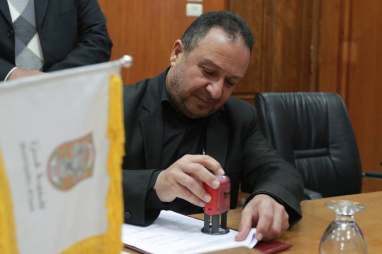 بلدية غزة والصليب الأحمر يوقعان مذكرة تفاهم لدعم مركز الأطراف