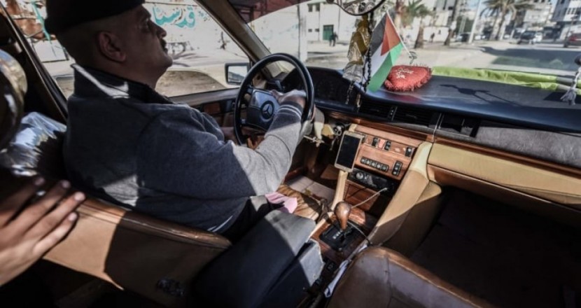 في غزة.. سائق أجرة بلا أقدام!