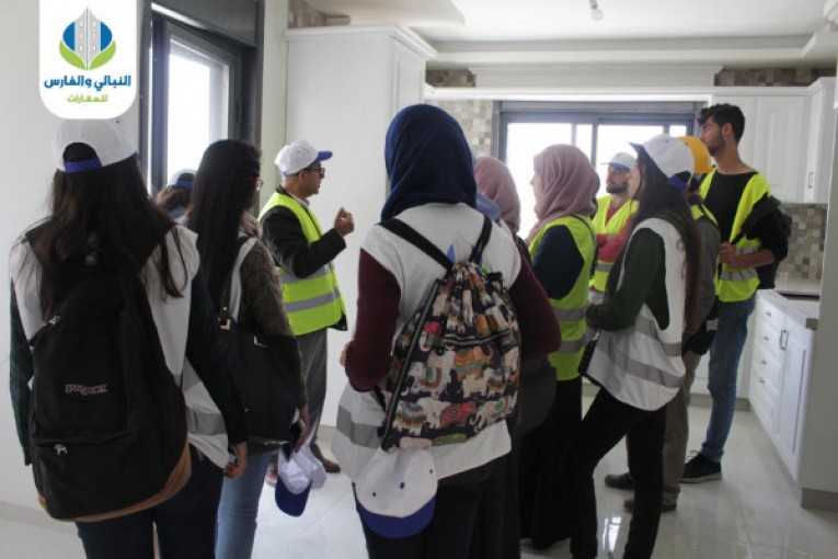 وفد طلابي من جامعة بيرزيت يزور مشاريع عقارية