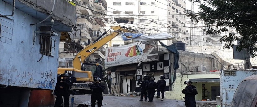 الاحتلال يباشر بهدم سلسة محال تجارية بالقدس