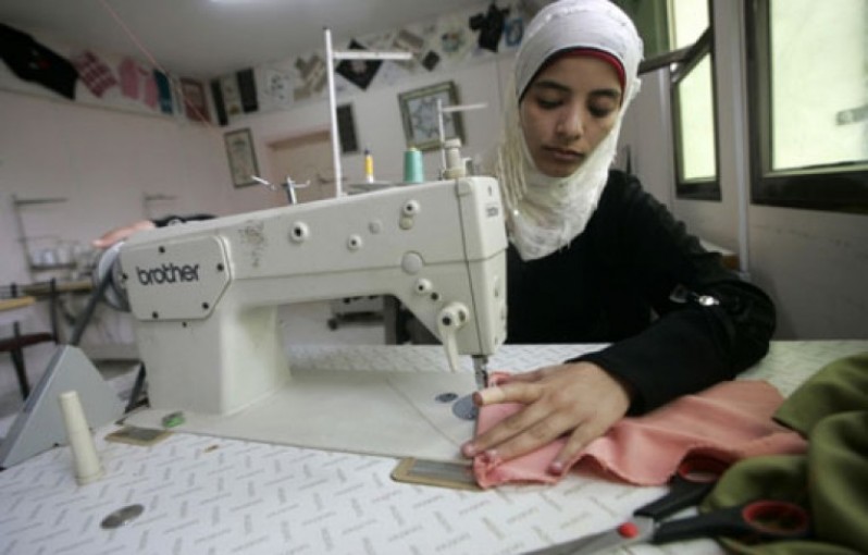عقب تفاهمات التهدئة... تحسّن ملحوظ في قطاع الخياطة