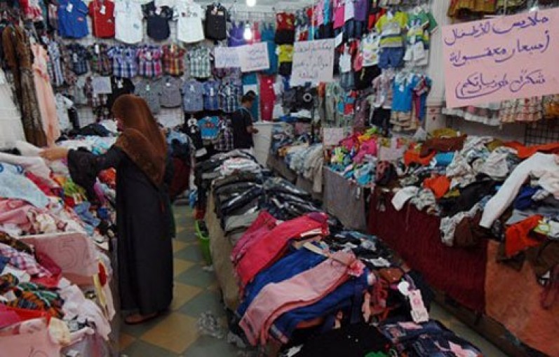 الباعة المتجولون في غزة: عروض وطرق مبتكرة لجذب الزبائن مع صرف الرواتب