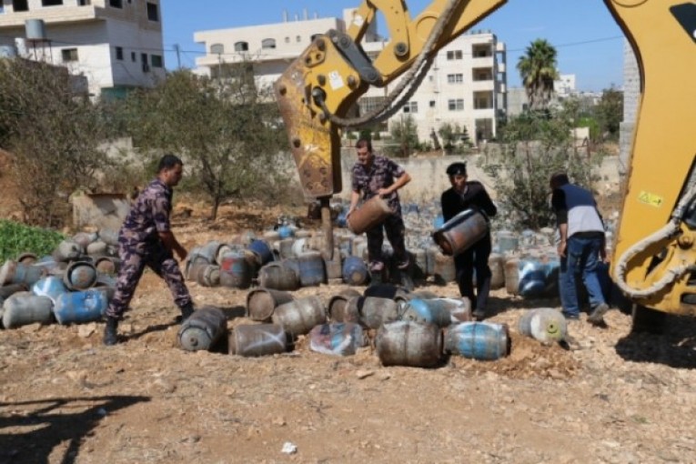إتلاف 850 اسطوانة غاز منزلي غير صالحة للاستخدام بالخليل