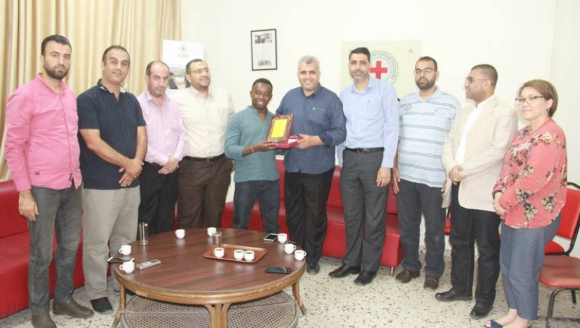 الخدمات الطبية تكرم مبعوث اللجنة الدولية للصليب الأحمر السابق