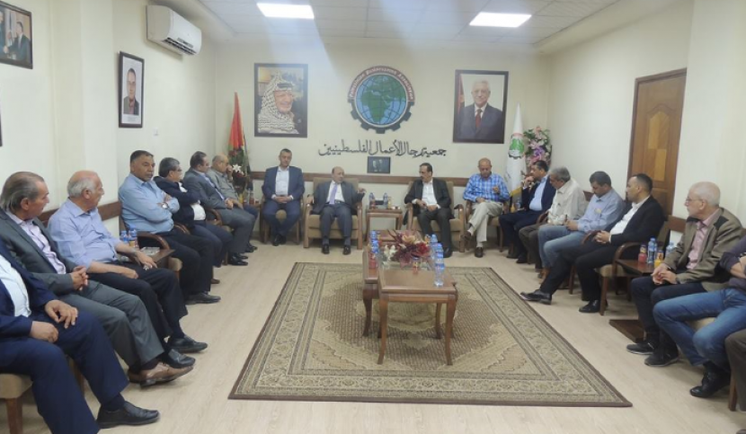 الوزير الحساينة يزور مقر جمعية رجال الاعمال بغزة