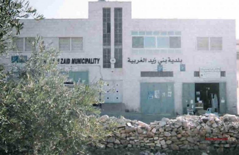 بلدية بني زيد الغربية تقرر شحن عدادات مياه الموظفين بـ 100 شيكل شهرياً